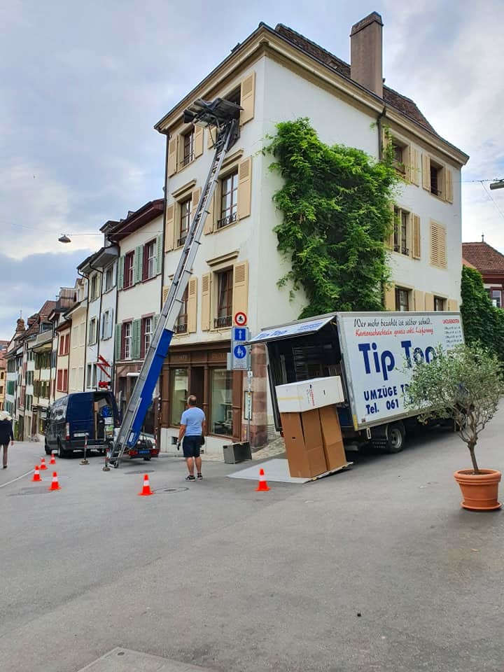 Möbellift Einsatz bei Umzug in der Basler Altstadt durch TipTop Umzüge