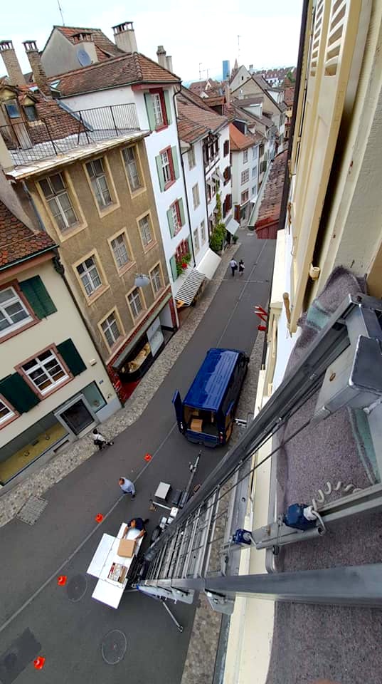 Blick aus der Wohnung auf Möbellift bei Umzug in Basel durch Fenster