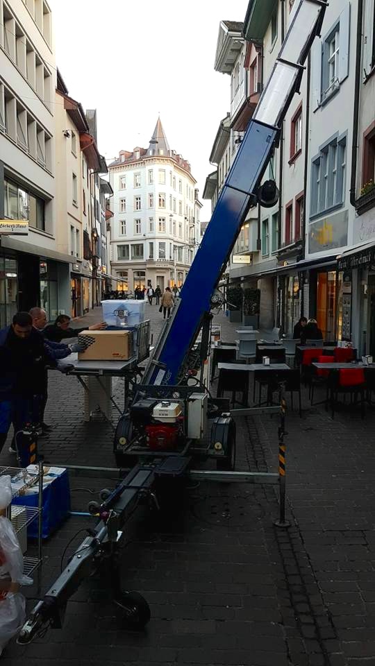 Möbellift im Einsatz bei Wohnungsumzug in der Basler Innenstadt