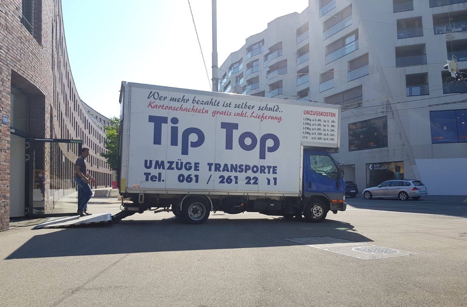 Umzugsfirma TipTop Umzüge mit Fahrzeug in Basel nach erfolgreicher Anfrage