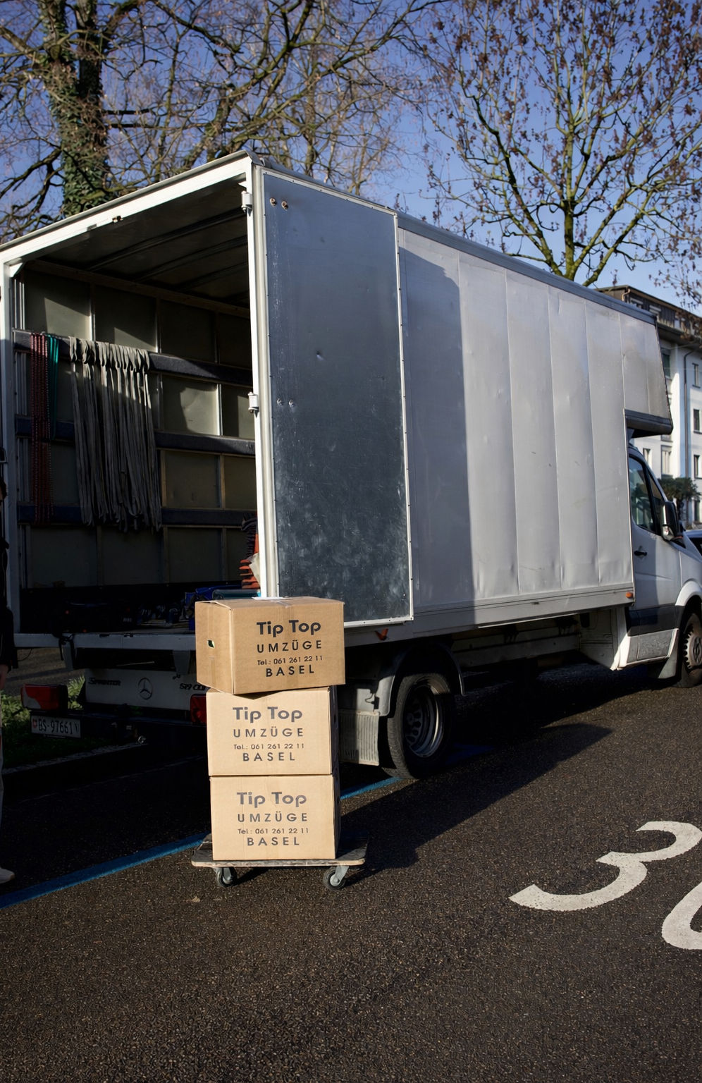 Umzugskartons vor Umzugswagen in Basel bereit für Transport
