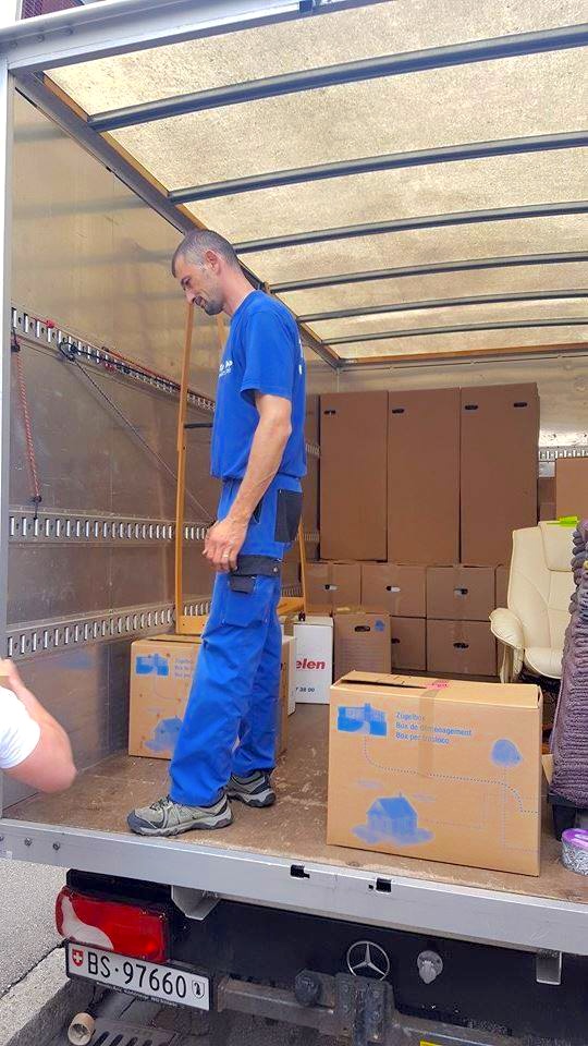 Mitarbeiter von TipTop Umzüge im LKW beim Beladen