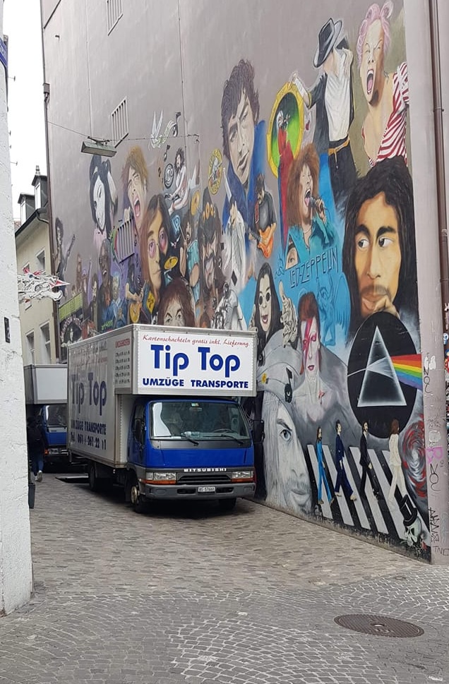 Zwei Umzugsfahrzeuge von TipTop Umzüge in der Stadt Basel